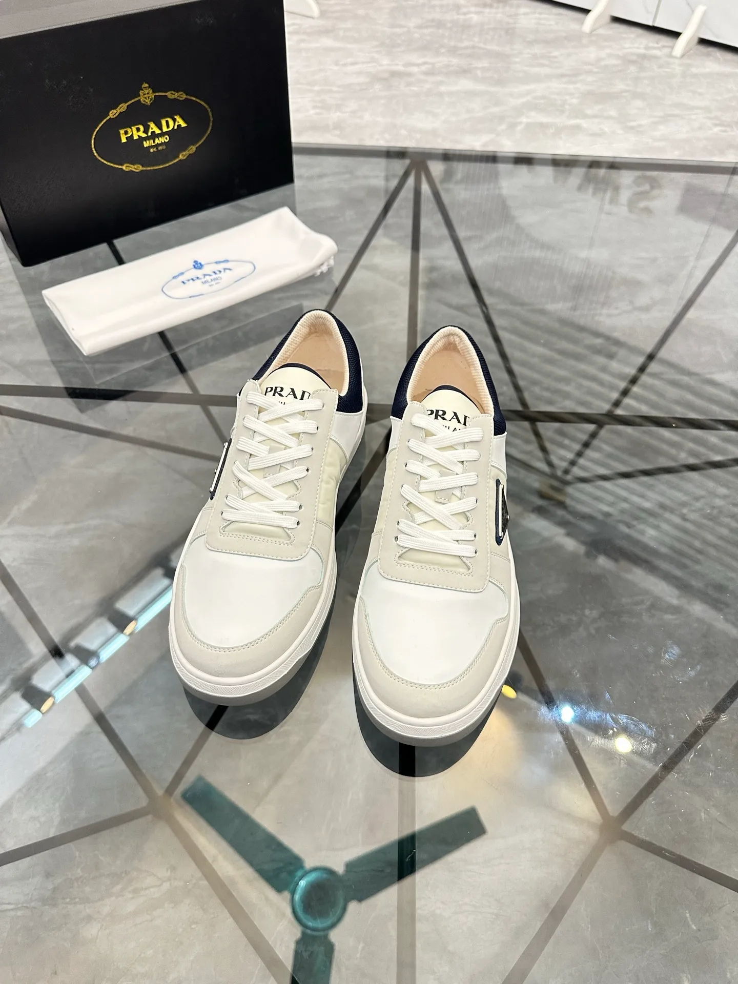 Men's shoes: 💰P420¥ Product trademark: Prada *"Prada*" low-top casual shoes Regular size: 38-44 (can be customized to 45) Product materials: imported cowhide upper with original fabric, breathable lining, original outsole. Number: 020